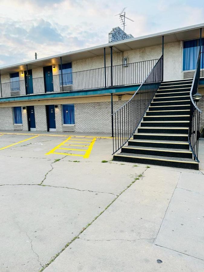 Travel Inn & Suites Emporia Exterior photo
