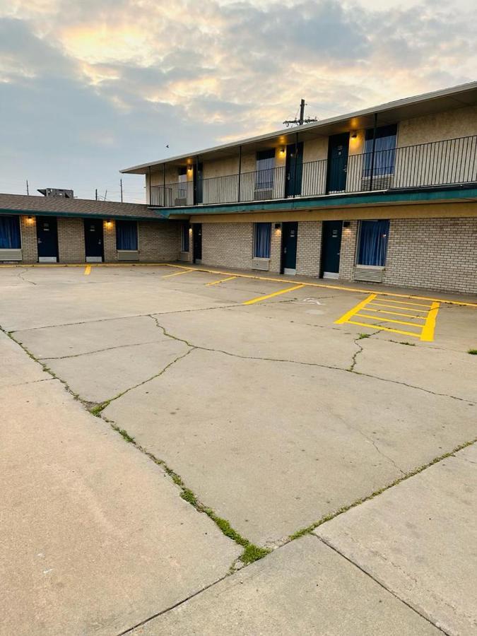Travel Inn & Suites Emporia Exterior photo
