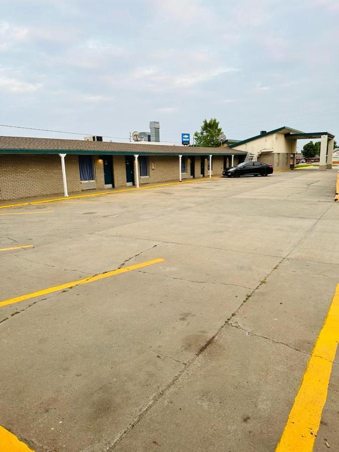 Travel Inn & Suites Emporia Exterior photo